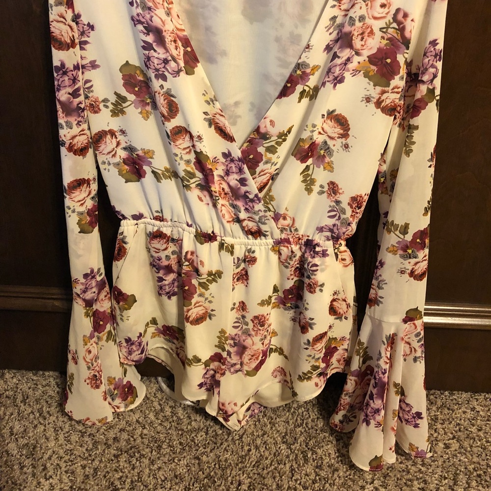 FLORAL ROMPER SIZE SMALL